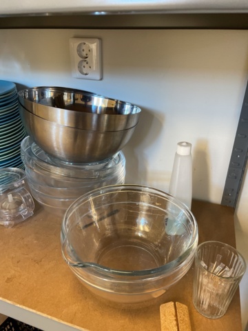 998455-15 Kitchen utensils, crockery, canteens, glasses, cutlery, etc.