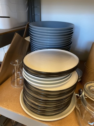 998455-17 Kitchen utensils, crockery, canteens, glasses, cutlery, etc.