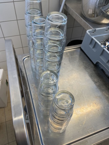 998455-24 Kitchen utensils, crockery, canteens, glasses, cutlery, etc.