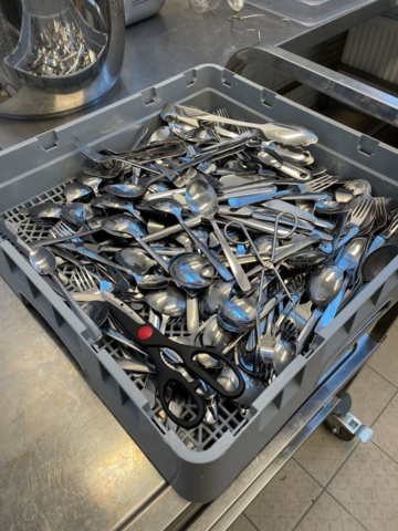 998455-25 Kitchen utensils, crockery, canteens, glasses, cutlery, etc.