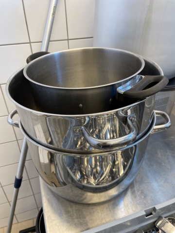 998455-26 Kitchen utensils, crockery, canteens, glasses, cutlery, etc.