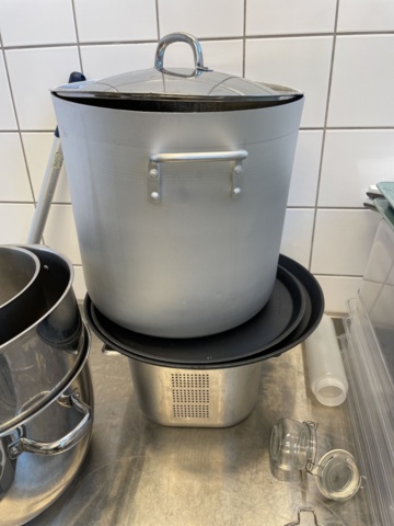 998455-27 Kitchen utensils, crockery, canteens, glasses, cutlery, etc.