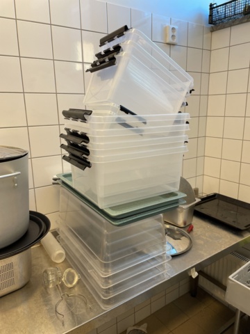 998455-28 Kitchen utensils, crockery, canteens, glasses, cutlery, etc.