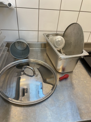 998455-30 Kitchen utensils, crockery, canteens, glasses, cutlery, etc.