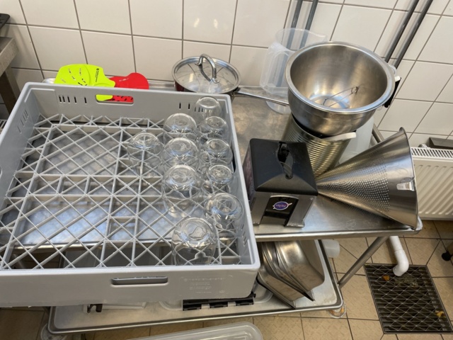 998455-31 Kitchen utensils, crockery, canteens, glasses, cutlery, etc.