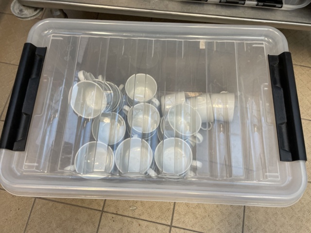 998455-32 Kitchen utensils, crockery, canteens, glasses, cutlery, etc.