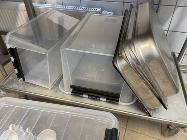 998455-33 Kitchen utensils, crockery, canteens, glasses, cutlery, etc.
