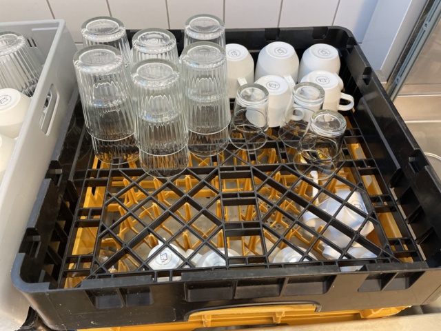 998455-35 Kitchen utensils, crockery, canteens, glasses, cutlery, etc.
