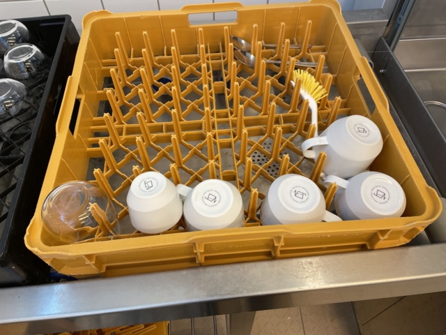 998455-37 Kitchen utensils, crockery, canteens, glasses, cutlery, etc.