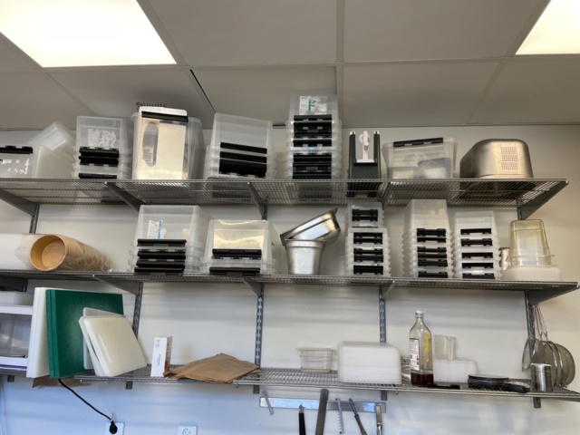 998455-39 Kitchen utensils, crockery, canteens, glasses, cutlery, etc.