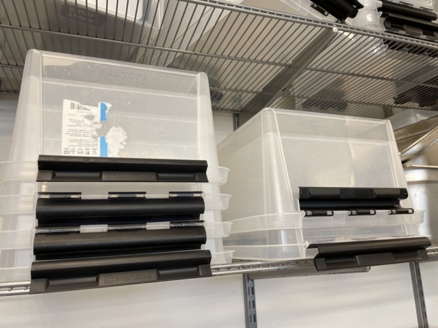 998455-46 Kitchen utensils, crockery, canteens, glasses, cutlery, etc.