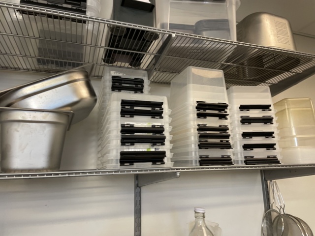 998455-47 Kitchen utensils, crockery, canteens, glasses, cutlery, etc.