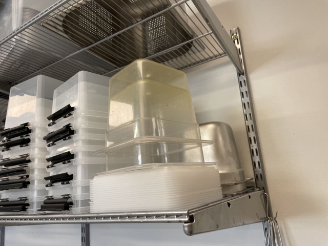 998455-48 Kitchen utensils, crockery, canteens, glasses, cutlery, etc.