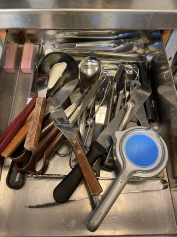 998455-52 Kitchen utensils, crockery, canteens, glasses, cutlery, etc.