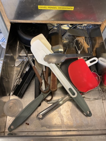 998455-53 Kitchen utensils, crockery, canteens, glasses, cutlery, etc.