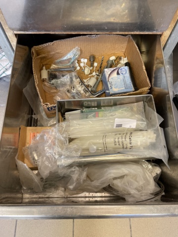 998455-54 Kitchen utensils, crockery, canteens, glasses, cutlery, etc.