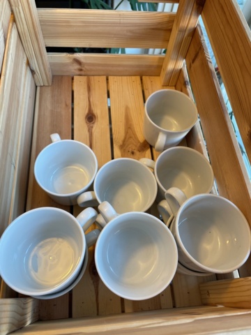 998455-58 Kitchen utensils, crockery, canteens, glasses, cutlery, etc.