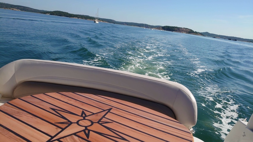 984298-10 Regal 242 Commodore