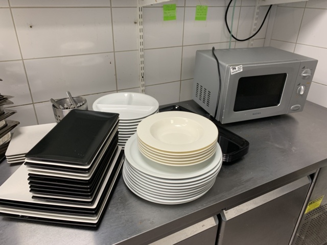992658-1 Microwave, plates