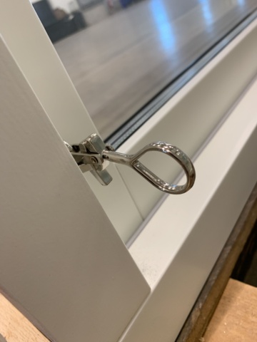 1016322-4 3 windows overhung Holsby windows, 12-9