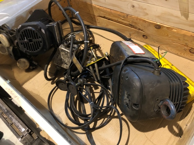 1016330-11 Puominosturi x 2 (250kg ja 125kg, myydään osiksi)