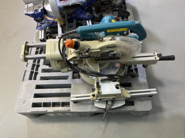 962838-6 Miter saw x3 Makita & Metabo