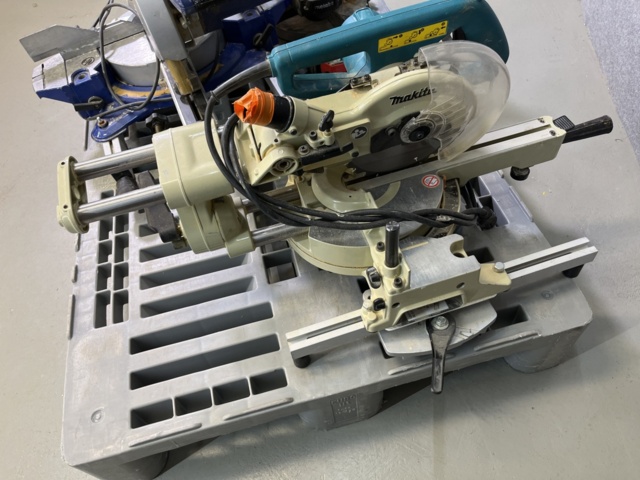 962838-8 Miter saw x3 Makita & Metabo