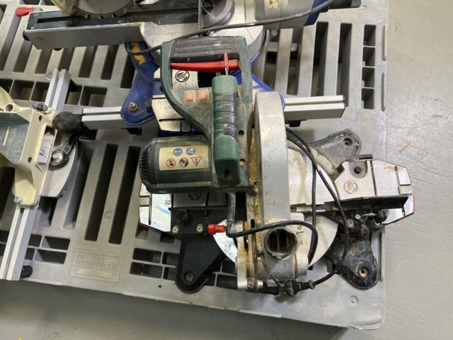 962838-11 Miter saw x3 Makita & Metabo