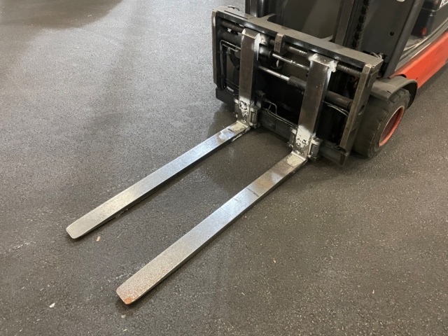 1017775-8 Counterweight tractor Linde E18 - 1999