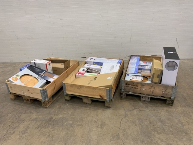 1014357-1 Assortment of bathroom accessories