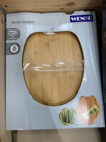 1014357-3 Assortment of bathroom accessories