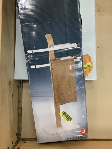 1014357-4 Assortment of bathroom accessories