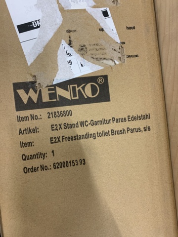 1014357-7 Assortment of bathroom accessories