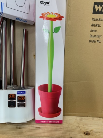 1014357-9 Assortment of bathroom accessories