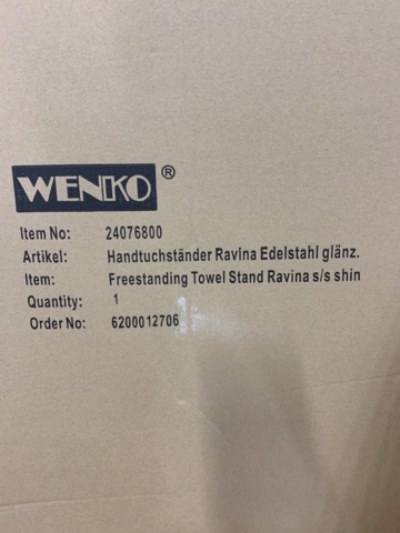 1014357-10 Assortment of bathroom accessories