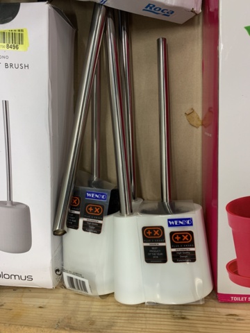 1014357-11 Assortment of bathroom accessories