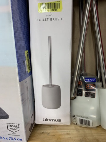 1014357-12 Assortment of bathroom accessories