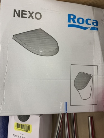 1014357-13 Assortment of bathroom accessories