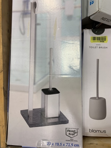 1014357-14 Assortment of bathroom accessories