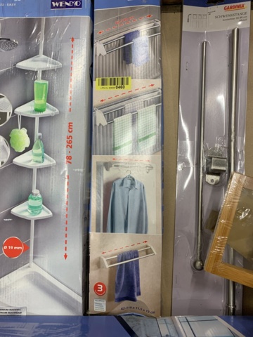 1014357-17 Assortment of bathroom accessories