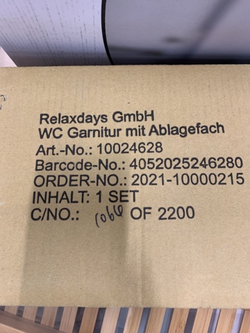 1014357-20 Assortment of bathroom accessories