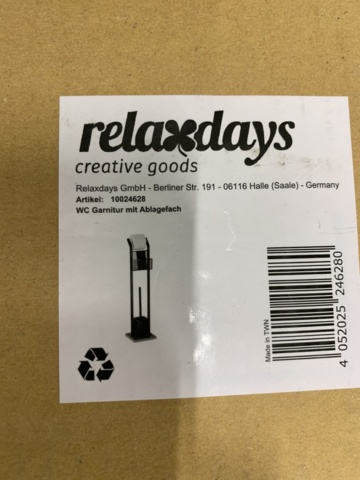 1014357-21 Assortment of bathroom accessories