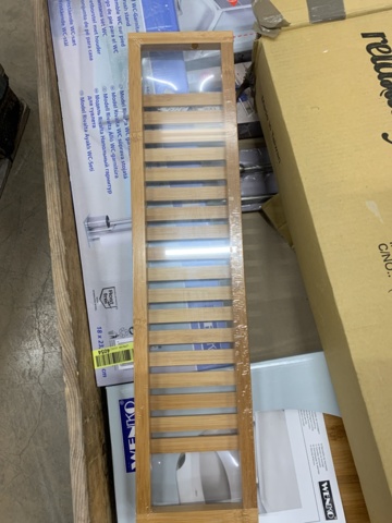 1014357-22 Assortment of bathroom accessories