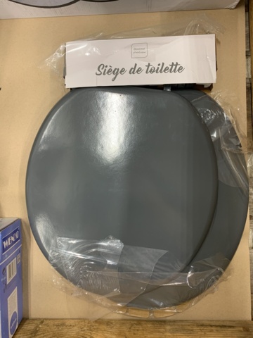 1014357-23 Assortment of bathroom accessories