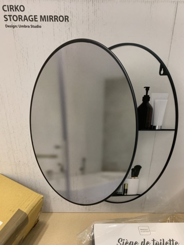 1014357-25 Assortment of bathroom accessories