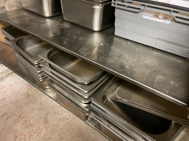 1017967-5 Sheet metal shelf with three shelves on wheels