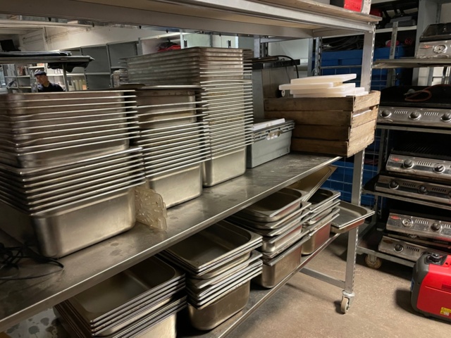 1017967-6 Sheet metal shelf with three shelves on wheels