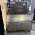 897885-2 Large water-cooled ice machine Pokka KV290 with associated ice bin. 270 kg/day