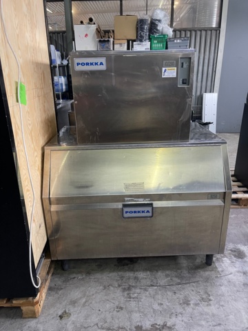 897885-2 Large water-cooled ice machine Pokka KV290 with associated ice bin. 270 kg/day