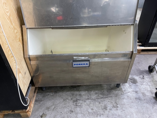 897885-3 Large water-cooled ice machine Pokka KV290 with associated ice bin. 270 kg/day